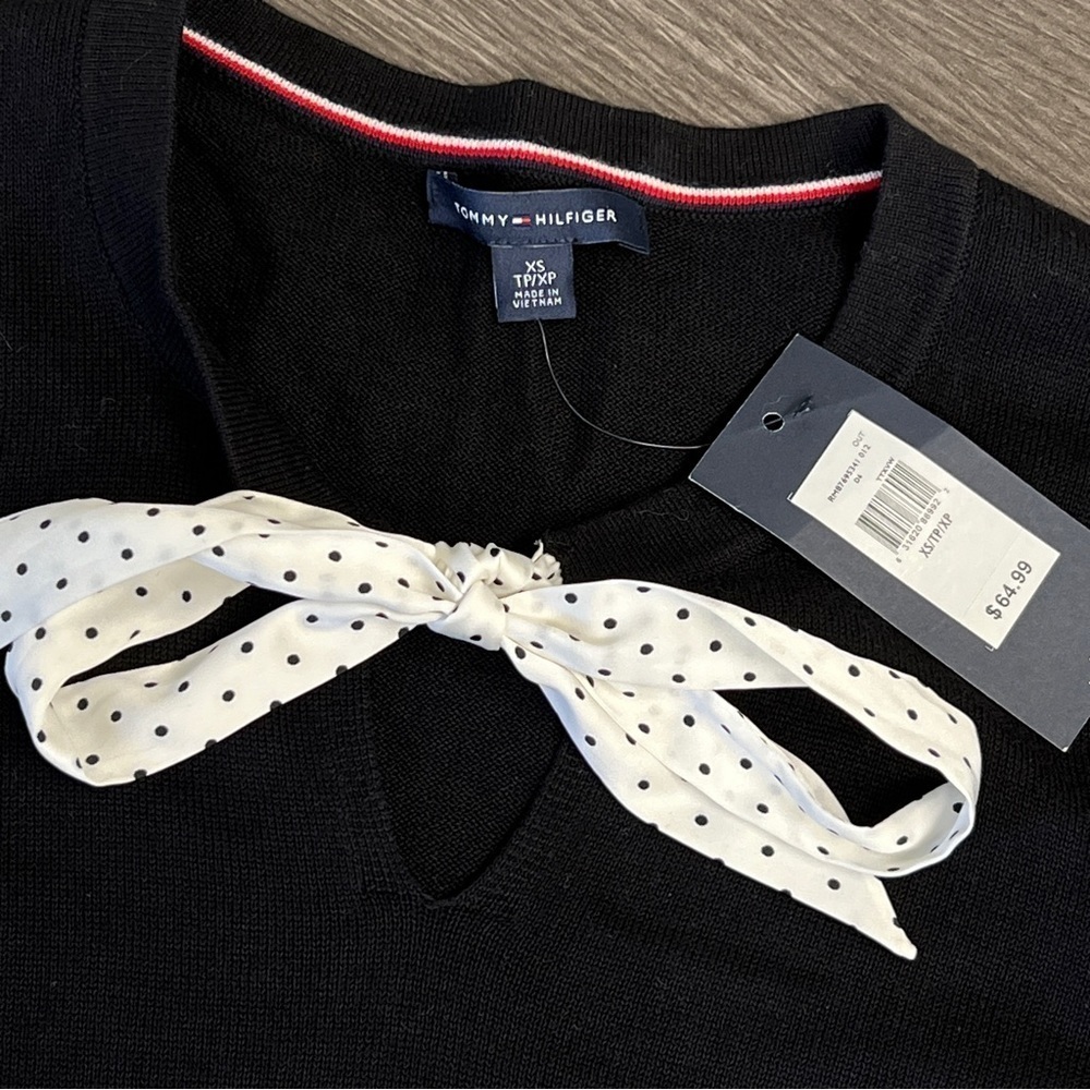TOMMY HILFIGER NWT Navy blue light sweater. V neck. Polka dot tie at neck. - Picture 2 of 14